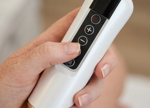 Révélez une peau visiblement plus lisse grâce à notre masseur corporel anti-cellulite SVELT Flow.